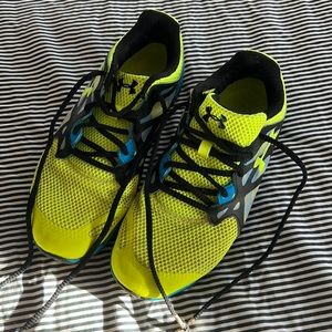Men’s size 8 Under Armour Heatgear tennis shoes